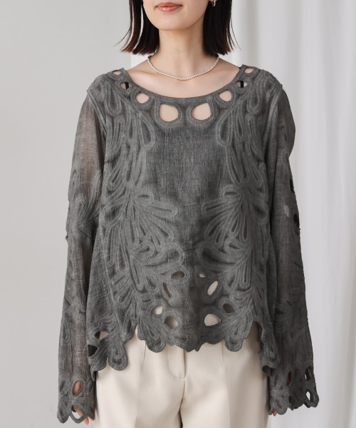 Bou Jeloud(ブージュルード)の「エンブロイダリーブラウス(シャツ/ブラウス・レディース・ホワイト/チャコールグレー/イエロー・38)」の7枚目の写真