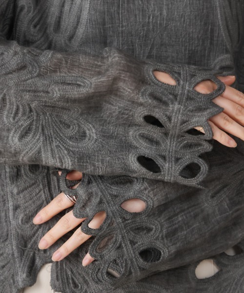 Bou Jeloud(ブージュルード)の「エンブロイダリーブラウス(シャツ/ブラウス・レディース・ホワイト/チャコールグレー/イエロー・38)」の5枚目の写真