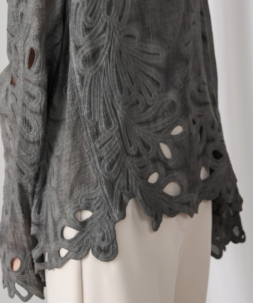 Bou Jeloud(ブージュルード)の「エンブロイダリーブラウス(シャツ/ブラウス・レディース・ホワイト/チャコールグレー/イエロー・38)」の4枚目の写真