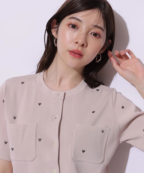 Apuweiser-riche（アプワイザーリッシェ）の「ハート刺繍カラーカーデ（ニット/セーター・レディース・ピンクベージュ・2）」の2枚目の写真