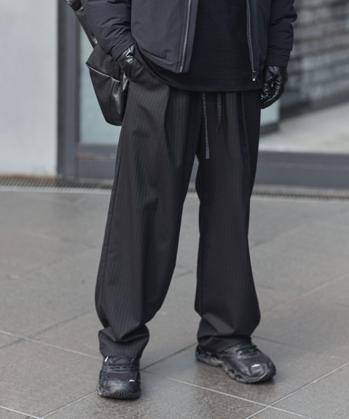 ATTACHMENT(アタッチメント)の「T/W/SI ストレッチギャバジン 1タック イージートラウザーズ / T/W/SI STRETCH GABARDINE 1TUCK EASY TROUSERS(スラックス・メンズ・グレー系/ブラック系/ブラック/ダークネイビー・3/2/1)」の1枚目の写真