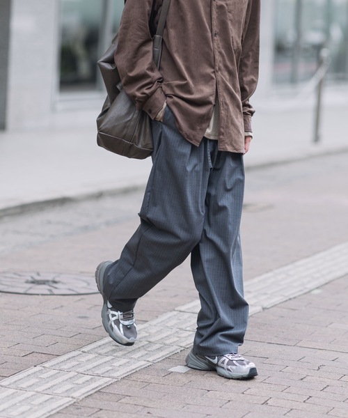 ATTACHMENT(アタッチメント)の「T/W/SI ストレッチギャバジン 1タック イージートラウザーズ / T/W/SI STRETCH GABARDINE 1TUCK EASY TROUSERS(スラックス・メンズ・グレー系/ブラック系/ブラック/ダークネイビー・3/2/1)」の3枚目の写真