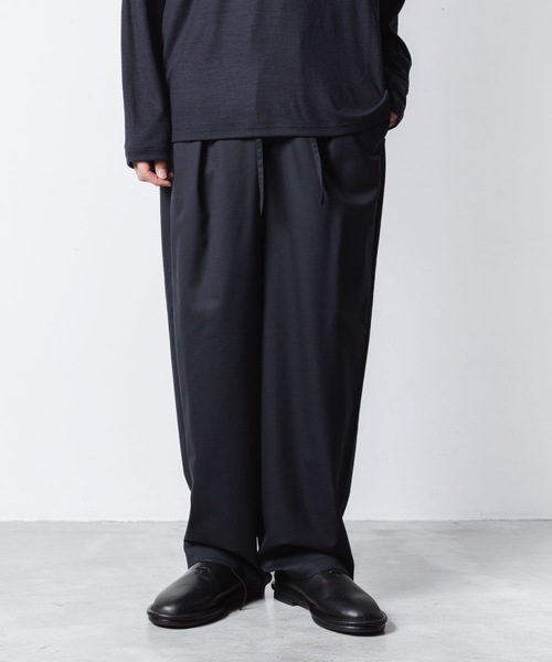 ATTACHMENT(アタッチメント)の「T/W/SI ストレッチギャバジン 1タック イージートラウザーズ / T/W/SI STRETCH GABARDINE 1TUCK EASY TROUSERS(スラックス・メンズ・グレー系/ブラック系/ブラック/ダークネイビー・3/2/1)」の4枚目の写真