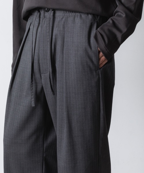 ATTACHMENT(アタッチメント)の「T/W/SI ストレッチギャバジン 1タック イージートラウザーズ / T/W/SI STRETCH GABARDINE 1TUCK EASY TROUSERS(スラックス・メンズ・グレー系/ブラック系/ブラック/ダークネイビー・3/2/1)」の13枚目の写真