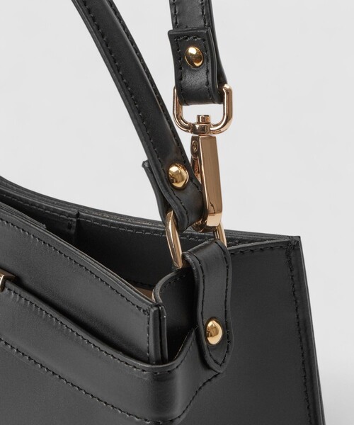 allureville(アルアバイル)の「ツイストバックルスクエアショルダーバッグ(ショルダーバッグ・レディース・ブラック/アイボリー・FREE)」の8枚目の写真