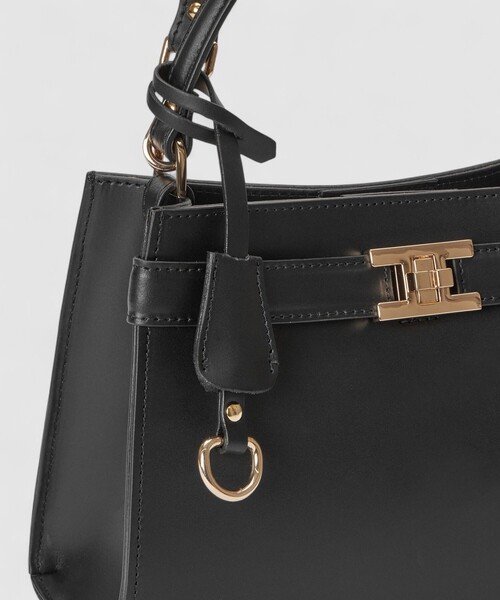 allureville(アルアバイル)の「ツイストバックルスクエアショルダーバッグ(ショルダーバッグ・レディース・ブラック/アイボリー・FREE)」の10枚目の写真