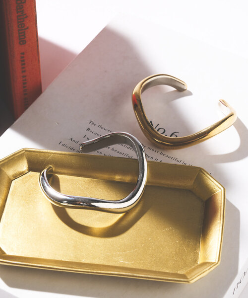 un dix cors(アンディコール)の「ニュアンスウエーブメタルバングル(バングル/リストバンド・レディース・ゴールド/シルバー・FREE)」の11枚目の写真