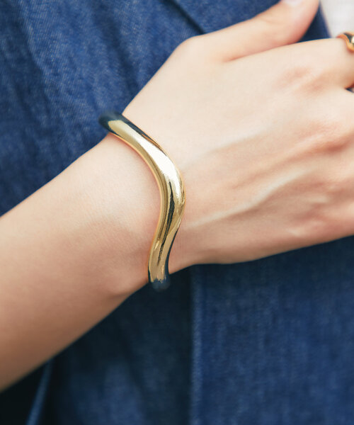 un dix cors(アンディコール)の「ニュアンスウエーブメタルバングル(バングル/リストバンド・レディース・ゴールド/シルバー・FREE)」の10枚目の写真