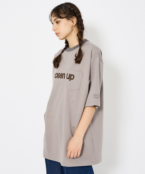 AMERICANA(アメリカーナ)の「【Charcoal(チャコール)× Americana(アメリカーナ)】ポケット付きトリムTシャツ/ユニセックス(Tシャツ/カットソー・メンズ・ベージュ/ライトグレー・L/M)」の1枚目の写真