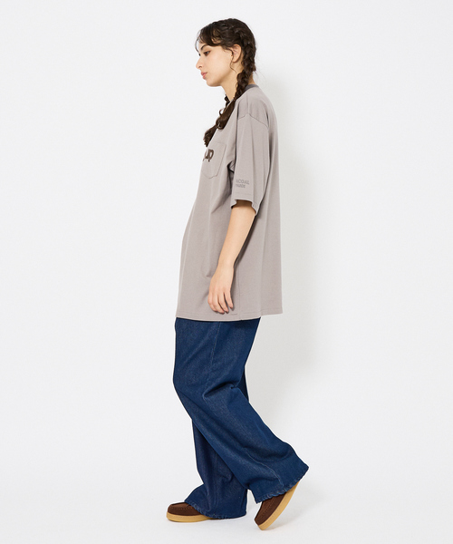AMERICANA(アメリカーナ)の「【Charcoal(チャコール)× Americana(アメリカーナ)】ポケット付きトリムTシャツ/ユニセックス(Tシャツ/カットソー・メンズ・ベージュ/ライトグレー・L/M)」の4枚目の写真