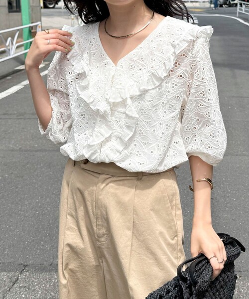 fredy emue（フレディエミュ）の「レースフリルカラーブラウス（シャツ/ブラウス・レディース・オフホワイト/ダークブラウン/オレンジ・38）」の19枚目の写真