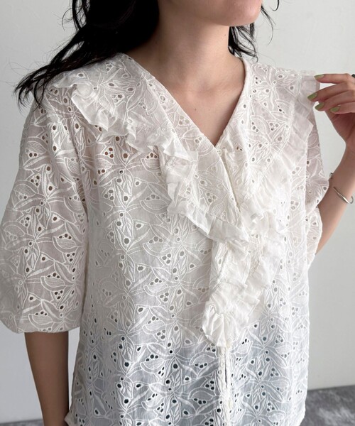 fredy emue（フレディエミュ）の「レースフリルカラーブラウス（シャツ/ブラウス・レディース・オフホワイト/ダークブラウン/オレンジ・38）」の10枚目の写真