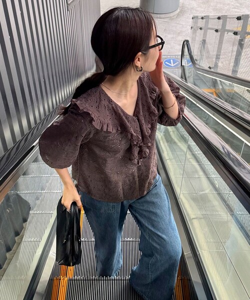 fredy emue（フレディエミュ）の「レースフリルカラーブラウス（シャツ/ブラウス・レディース・オフホワイト/ダークブラウン/オレンジ・38）」の7枚目の写真