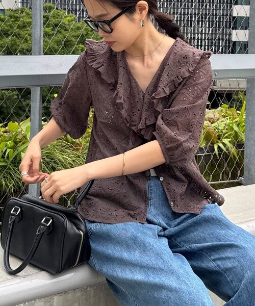 fredy emue（フレディエミュ）の「レースフリルカラーブラウス（シャツ/ブラウス・レディース・オフホワイト/ダークブラウン/オレンジ・38）」の5枚目の写真
