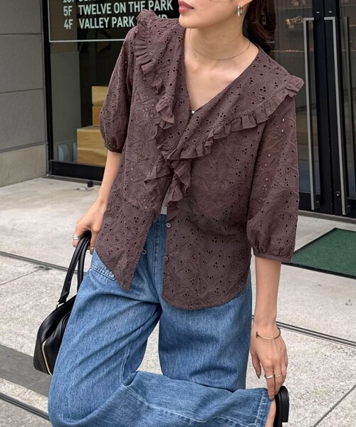 fredy emue（フレディエミュ）の「レースフリルカラーブラウス（シャツ/ブラウス・レディース・オフホワイト/ダークブラウン/オレンジ・38）」の4枚目の写真