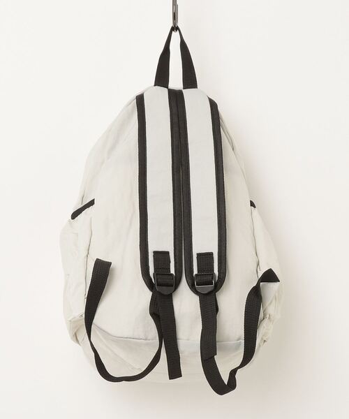 LYEON（リヨン）の「カラビナ付きドロストポケットリュック/ナップサック/バックパック（バックパック/リュック・レディース・アイボリー/ブラック・FREE）」の11枚目の写真