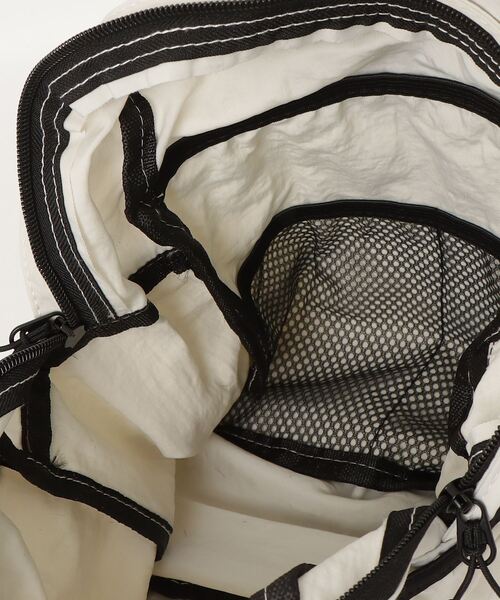 LYEON（リヨン）の「カラビナ付きドロストポケットリュック/ナップサック/バックパック（バックパック/リュック・レディース・アイボリー/ブラック・FREE）」の5枚目の写真