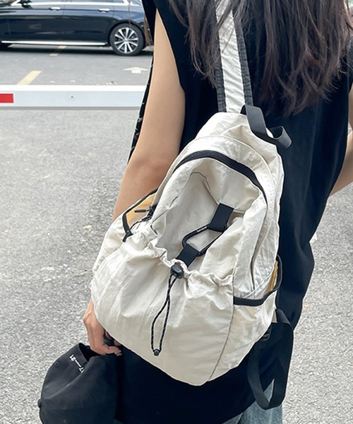 LYEON（リヨン）の「カラビナ付きドロストポケットリュック/ナップサック/バックパック（バックパック/リュック・レディース・アイボリー/ブラック・FREE）」の3枚目の写真