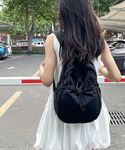 LYEON（リヨン）の「カラビナ付きドロストポケットリュック/ナップサック/バックパック（バックパック/リュック・レディース・アイボリー/ブラック・FREE）」の13枚目の写真