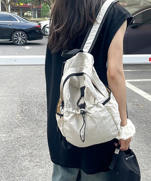 LYEON（リヨン）の「カラビナ付きドロストポケットリュック/ナップサック/バックパック（バックパック/リュック・レディース・アイボリー/ブラック・FREE）」の15枚目の写真