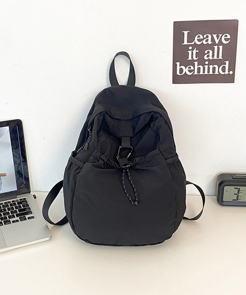 LYEON（リヨン）の「カラビナ付きドロストポケットリュック/ナップサック/バックパック（バックパック/リュック・レディース・アイボリー/ブラック・FREE）」の17枚目の写真