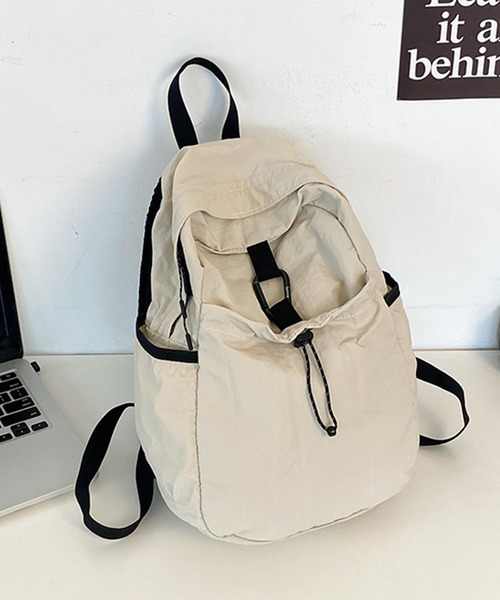 LYEON（リヨン）の「カラビナ付きドロストポケットリュック/ナップサック/バックパック（バックパック/リュック・レディース・アイボリー/ブラック・FREE）」の7枚目の写真