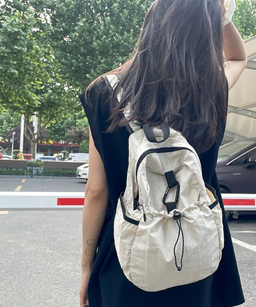 LYEON（リヨン）の「カラビナ付きドロストポケットリュック/ナップサック/バックパック（バックパック/リュック・レディース・アイボリー/ブラック・FREE）」の8枚目の写真
