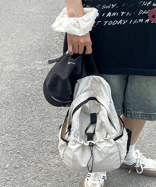 LYEON（リヨン）の「カラビナ付きドロストポケットリュック/ナップサック/バックパック（バックパック/リュック・レディース・アイボリー/ブラック・FREE）」の9枚目の写真