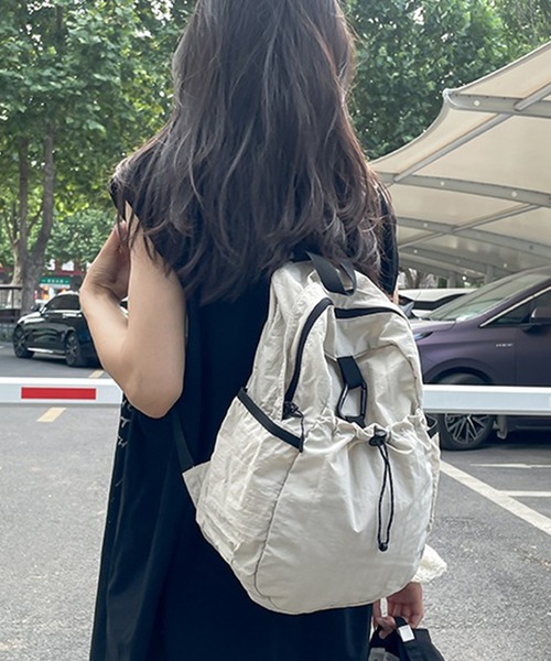LYEON（リヨン）の「カラビナ付きドロストポケットリュック/ナップサック/バックパック（バックパック/リュック・レディース・アイボリー/ブラック・FREE）」の10枚目の写真