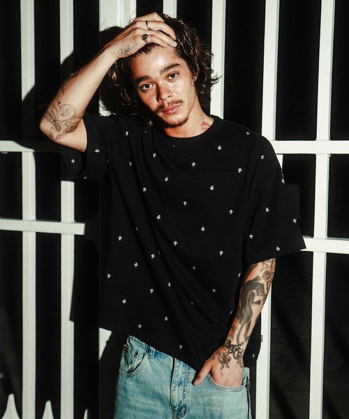 UNKNOWN LONDON（アンノウン・ロンドン）の「Tシャツ｜Tiny Cross Glitter Tee｜Unknown London（Tシャツ/カットソー・メンズ・ブラック/オフホワイト・SMALL/MEDIUM/LARGE/X-LARGE）」の2枚目の写真