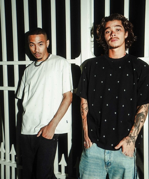 UNKNOWN LONDON（アンノウン・ロンドン）の「Tシャツ｜Tiny Cross Glitter Tee｜Unknown London（Tシャツ/カットソー・メンズ・ブラック/オフホワイト・SMALL/MEDIUM/LARGE/X-LARGE）」の19枚目の写真