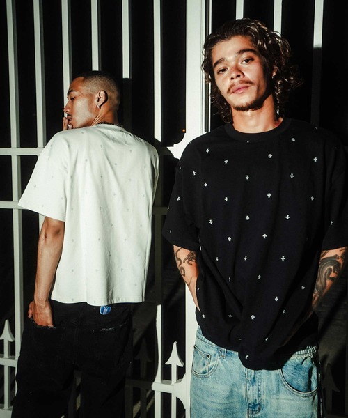 UNKNOWN LONDON（アンノウン・ロンドン）の「Tシャツ｜Tiny Cross Glitter Tee｜Unknown London（Tシャツ/カットソー・メンズ・ブラック/オフホワイト・SMALL/MEDIUM/LARGE/X-LARGE）」の15枚目の写真