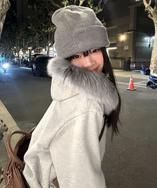 LADY LIKE（レディライク）の「裏起毛ファー付きフードゆったりスウェットパーカー（パーカー・レディース・ライトグレー/ブラック・M/S/L）」の6枚目の写真