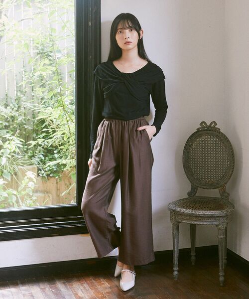 earth music&ecology（アースミュージックアンドエコロジー）の「【2025AW】リボンライクドレーププルオーバー（Tシャツ/カットソー・レディース・ブラウン/ブラック/アイボリー・FREE）」の9枚目の写真
