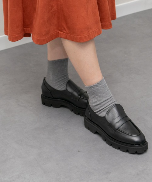 inter-chaussures（インターショシュール）の「【INTER-CHAUSSURES】ラウンドトウタンクソールローファー(I51634)（ローファー・レディース・ブラウン系その他/ブラック・37）」の2枚目の写真