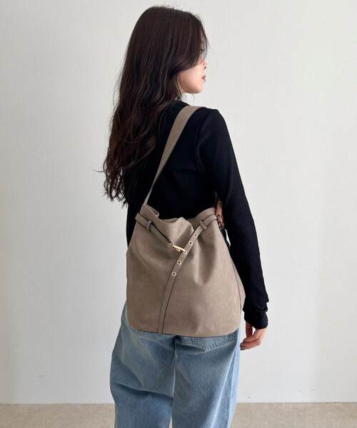 fredy emue（フレディエミュ）の「【WEB限定カラー】スエードベルトホーボーバッグ（ショルダーバッグ・レディース・グレイッシュベージュ/ベージュ/ブラウン・FREE）」の3枚目の写真