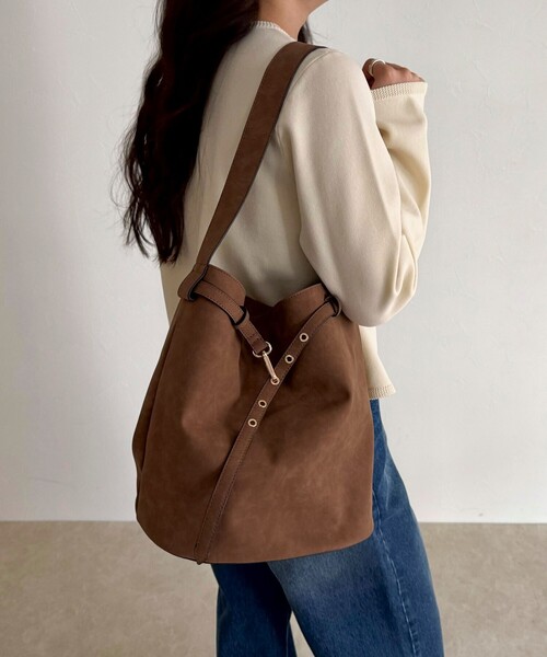 fredy emue（フレディエミュ）の「【WEB限定カラー】スエードベルトホーボーバッグ（ショルダーバッグ・レディース・グレイッシュベージュ/ベージュ/ブラウン・FREE）」の4枚目の写真