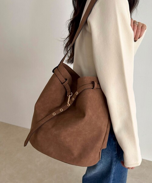 fredy emue（フレディエミュ）の「【WEB限定カラー】スエードベルトホーボーバッグ（ショルダーバッグ・レディース・グレイッシュベージュ/ベージュ/ブラウン・FREE）」の5枚目の写真