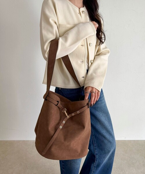 fredy emue（フレディエミュ）の「【WEB限定カラー】スエードベルトホーボーバッグ（ショルダーバッグ・レディース・グレイッシュベージュ/ベージュ/ブラウン・FREE）」の6枚目の写真