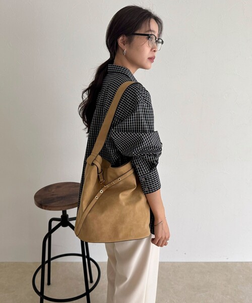 fredy emue（フレディエミュ）の「【WEB限定カラー】スエードベルトホーボーバッグ（ショルダーバッグ・レディース・グレイッシュベージュ/ベージュ/ブラウン・FREE）」の7枚目の写真