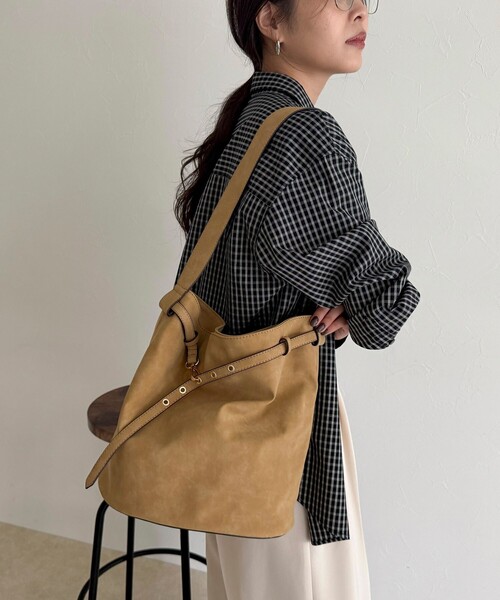 fredy emue（フレディエミュ）の「【WEB限定カラー】スエードベルトホーボーバッグ（ショルダーバッグ・レディース・グレイッシュベージュ/ベージュ/ブラウン・FREE）」の8枚目の写真