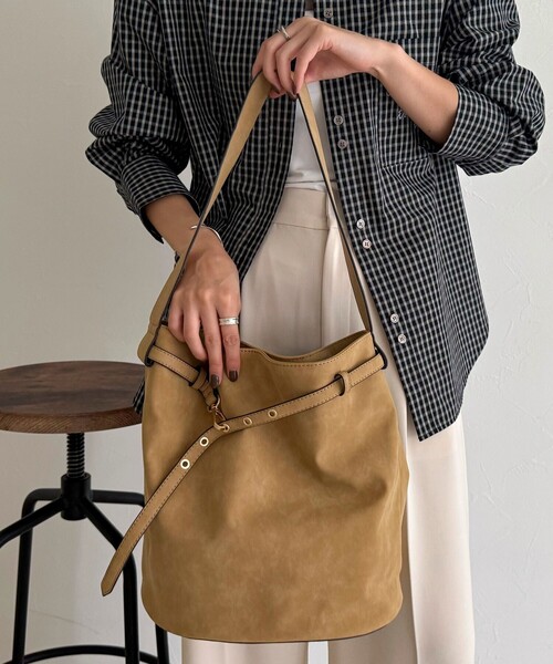 fredy emue（フレディエミュ）の「【WEB限定カラー】スエードベルトホーボーバッグ（ショルダーバッグ・レディース・グレイッシュベージュ/ベージュ/ブラウン・FREE）」の19枚目の写真