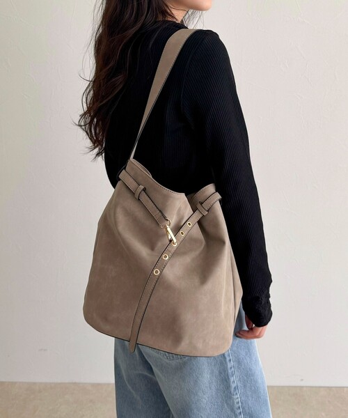 fredy emue（フレディエミュ）の「【WEB限定カラー】スエードベルトホーボーバッグ（ショルダーバッグ・レディース・グレイッシュベージュ/ベージュ/ブラウン・FREE）」の20枚目の写真