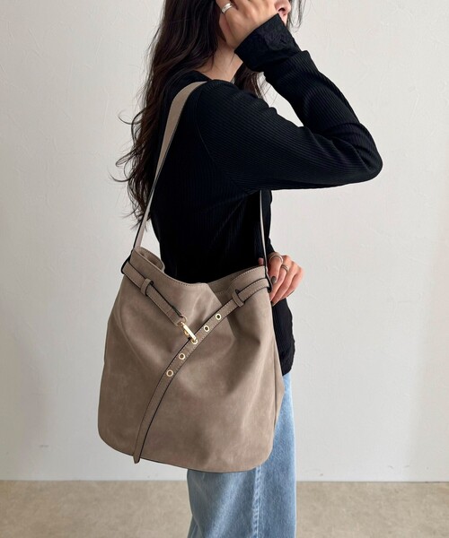 fredy emue（フレディエミュ）の「【WEB限定カラー】スエードベルトホーボーバッグ（ショルダーバッグ・レディース・グレイッシュベージュ/ベージュ/ブラウン・FREE）」の21枚目の写真