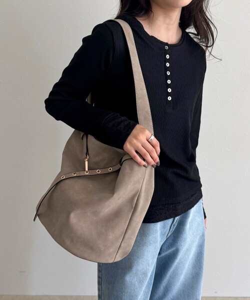 fredy emue（フレディエミュ）の「【WEB限定カラー】スエードベルトホーボーバッグ（ショルダーバッグ・レディース・グレイッシュベージュ/ベージュ/ブラウン・FREE）」の22枚目の写真