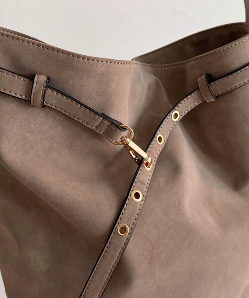 fredy emue（フレディエミュ）の「【WEB限定カラー】スエードベルトホーボーバッグ（ショルダーバッグ・レディース・グレイッシュベージュ/ベージュ/ブラウン・FREE）」の13枚目の写真