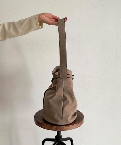 fredy emue（フレディエミュ）の「【WEB限定カラー】スエードベルトホーボーバッグ（ショルダーバッグ・レディース・グレイッシュベージュ/ベージュ/ブラウン・FREE）」の14枚目の写真