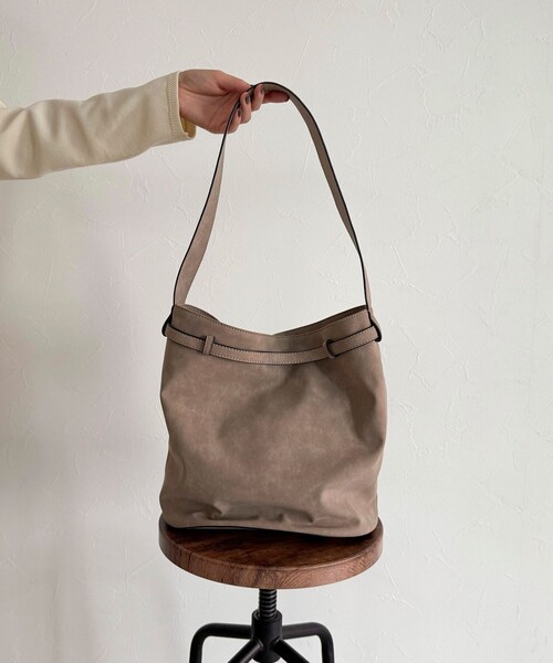 fredy emue（フレディエミュ）の「【WEB限定カラー】スエードベルトホーボーバッグ（ショルダーバッグ・レディース・グレイッシュベージュ/ベージュ/ブラウン・FREE）」の15枚目の写真