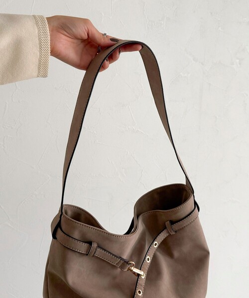 fredy emue（フレディエミュ）の「【WEB限定カラー】スエードベルトホーボーバッグ（ショルダーバッグ・レディース・グレイッシュベージュ/ベージュ/ブラウン・FREE）」の16枚目の写真