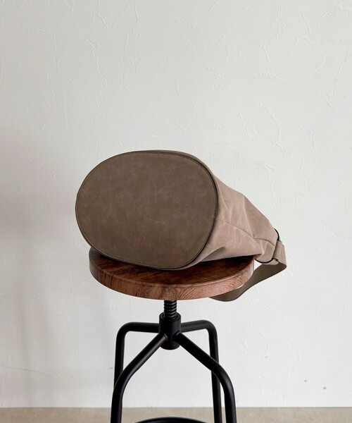 fredy emue（フレディエミュ）の「【WEB限定カラー】スエードベルトホーボーバッグ（ショルダーバッグ・レディース・グレイッシュベージュ/ベージュ/ブラウン・FREE）」の17枚目の写真